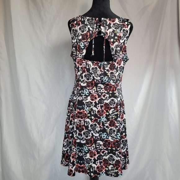 NWT Hot Topic Multicolor Rose & Skull Sleeveless Fit&Flare Lace Up Dress Size L - Picture 7 of 11